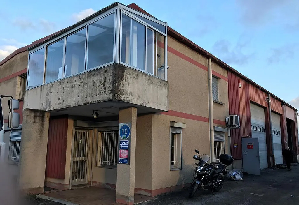Avant la rénovation de la façade avec un bardage métallique