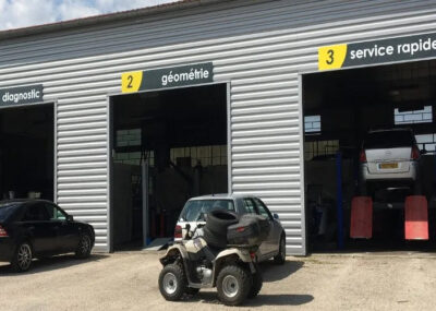 Bardage métallique pou rénover une façade de garage à Ambutrix (01-Ain)