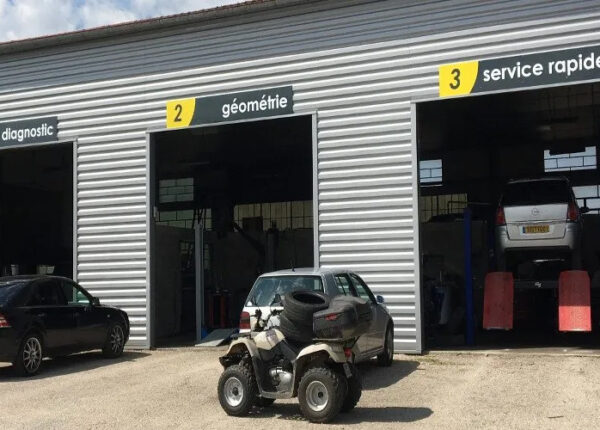 Bardage métallique pou rénover une façade de garage à Ambutrix (01-Ain)