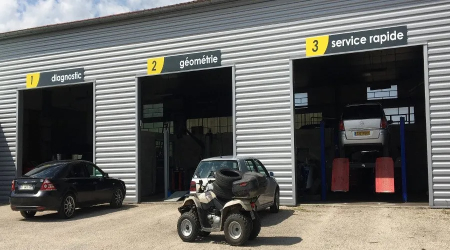 Bardage métallique pou rénover une façade de garage à Ambutrix (01-Ain)