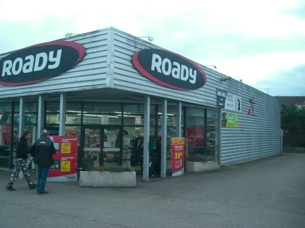 Avant la rénovation de la façade avec un bardage métallique