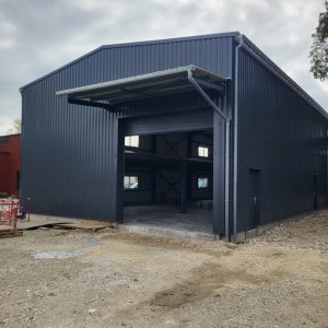 Bâtiment industriel rénové à Entrelac (73) avec bardage double peau RAL 7016 – Delay CM Bardage