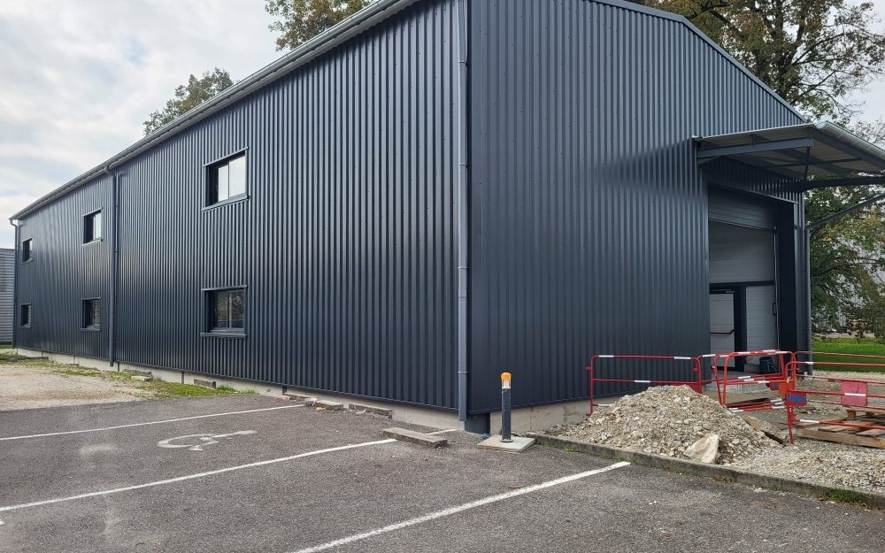 Façade métallique gris anthracite à Entrelac en Savoie – bardage double peau Delay Bardage