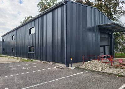 Façade métallique gris anthracite à Entrelac en Savoie – bardage double peau Delay Bardage