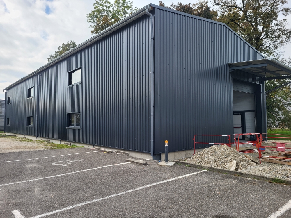 Façade métallique gris anthracite à Entrelac en Savoie – bardage double peau Delay Bardage