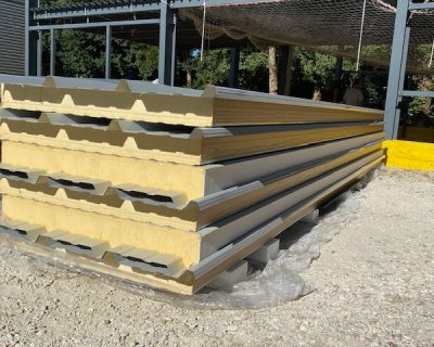 Panneau sandwich de couverture