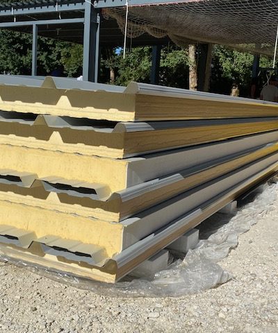 Panneau sandwich de couverture