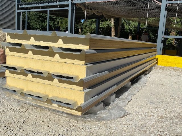 Panneau sandwich de couverture